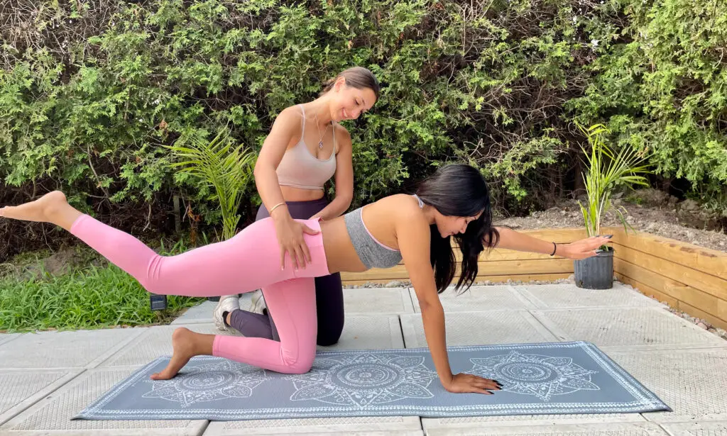 pilates fille en train d'apprendre le quadrupède